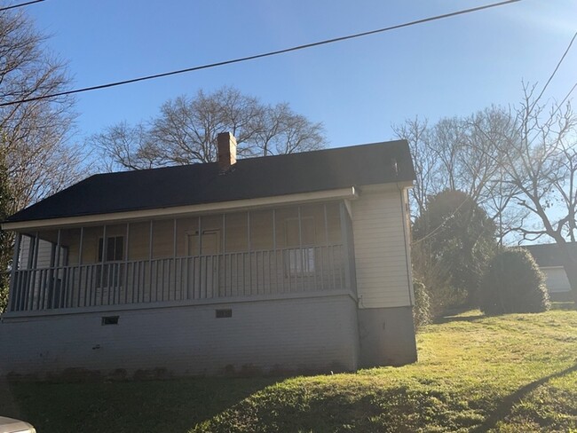 Building Photo - Spacious Anderson Home