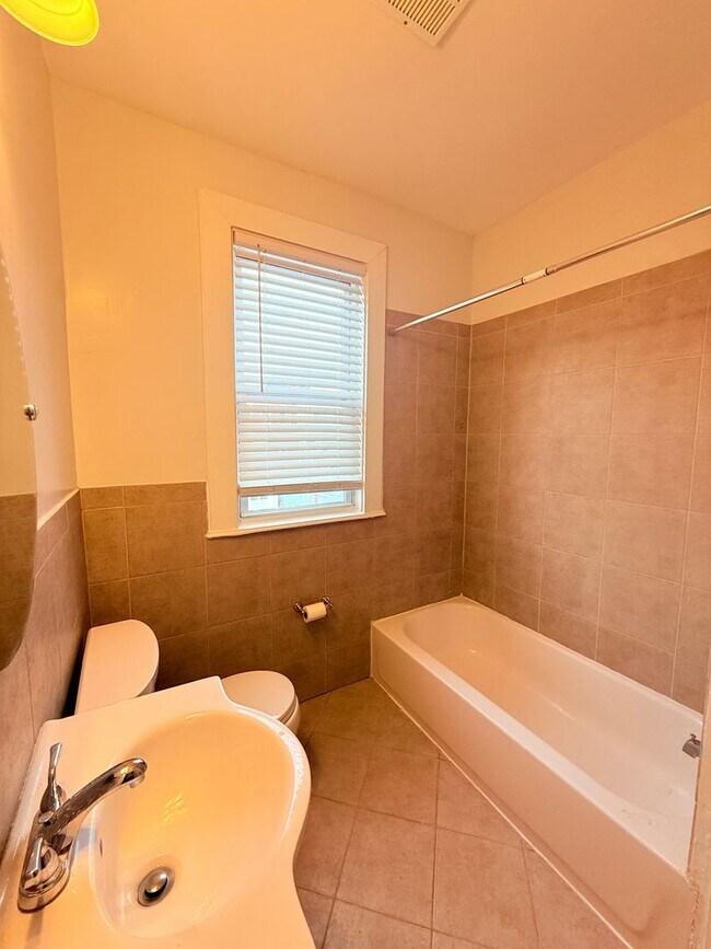 Foto del edificio - 3BR Rowhome w/ Private Parking | 1,764 Sq Ft | Eckington | $3,855