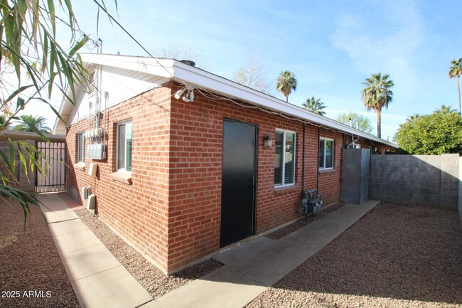 Building Photo - 2309 N Dayton St