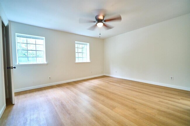 Foto del edificio - 6119 Fondren Rd