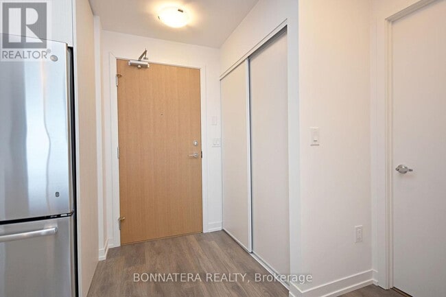 Photo du bâtiment - 2520 Eglinton Ave W