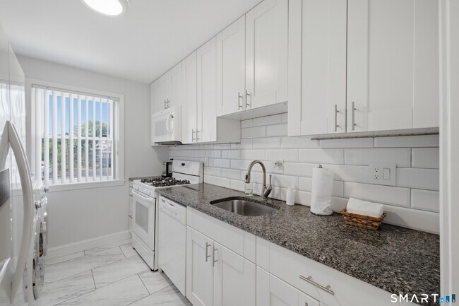 Foto del edificio - 117 Brittany Farms Rd