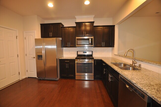 Building Photo - 2106 Chipley Dr