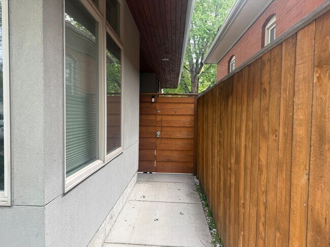 Foto del edificio - $0 DEPOSIT OPTION! MODERN 3-STORY HOME WITH ROOFTOP DECK NEAR BERKELY LAKE & 38TH AVE