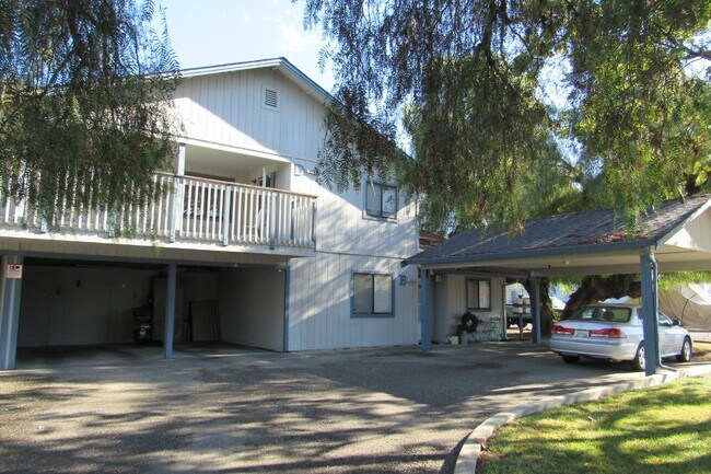 Foto del edificio - Large 2 Bed, 2 Bath Upstairs Unit Close to...