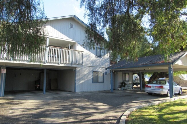 Building Photo - Large 2 Bed, 2 Bath Upstairs Unit Close to...
