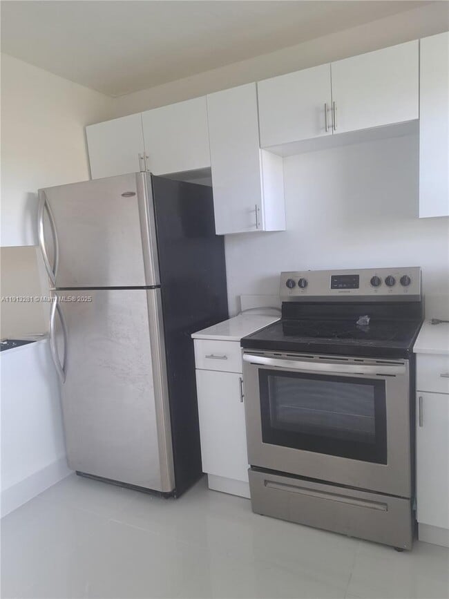 Foto del edificio - 8225 Sunrise Lakes Blvd