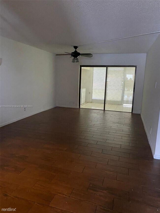Foto del edificio - 2 br, 2 bath House - 9370 SW 8th St Apt 102