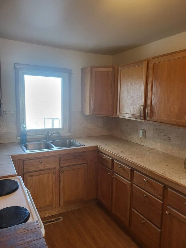 Building Photo - Country Living Close to Town!