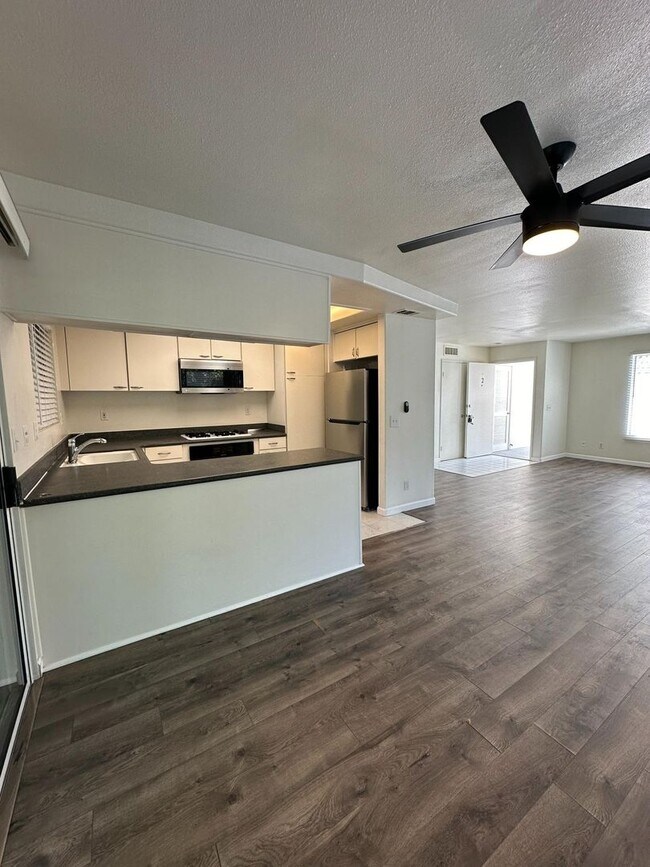 Building Photo - 4594 Cove Dr