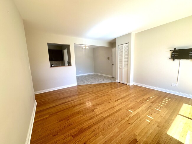 Building Photo - 920 N Lakeside Dr