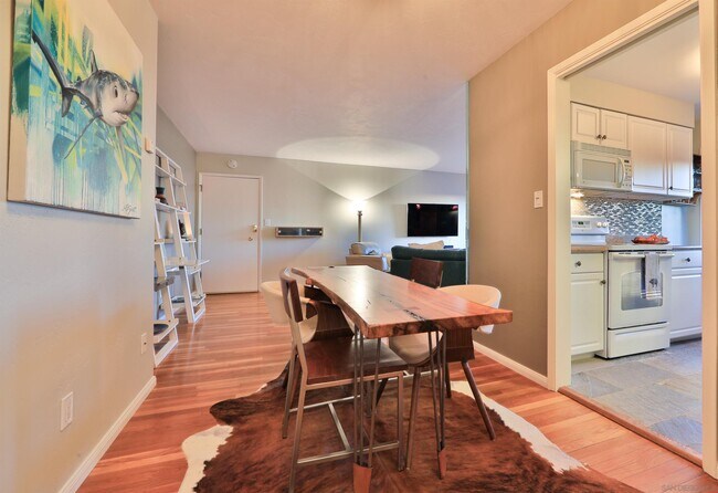 Building Photo - 5363 La Jolla Blvd