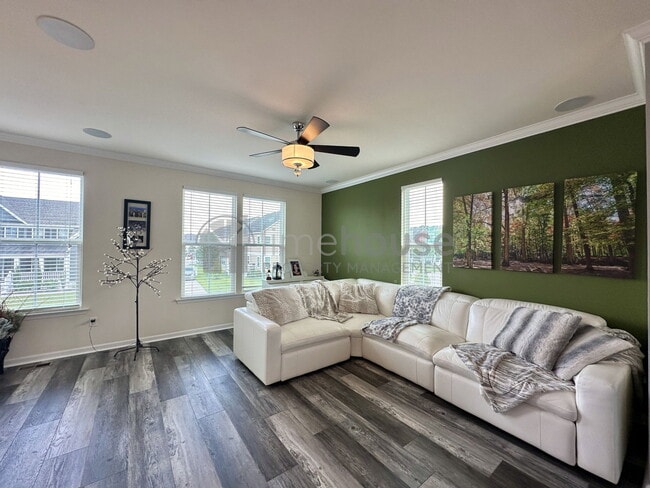 Building Photo - 724 Phalarope St