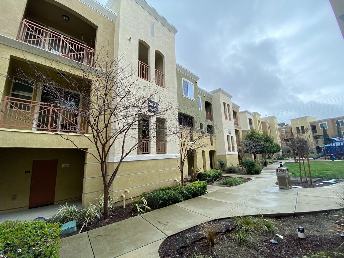 Foto principal - 3 Bed 2 Bath Condo W/ Garage In San Ramon