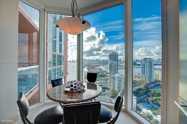 Foto del edificio - 2 br, 2.5 bath Condo - 300 S Pointe Dr Apt...