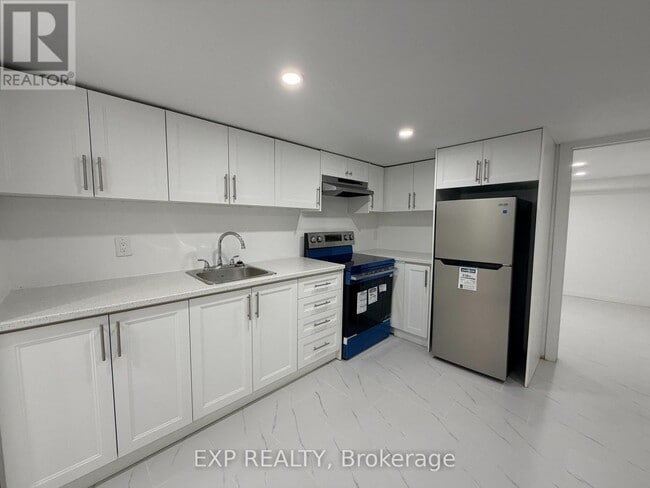 Building Photo - 804 St Clair Ave W
