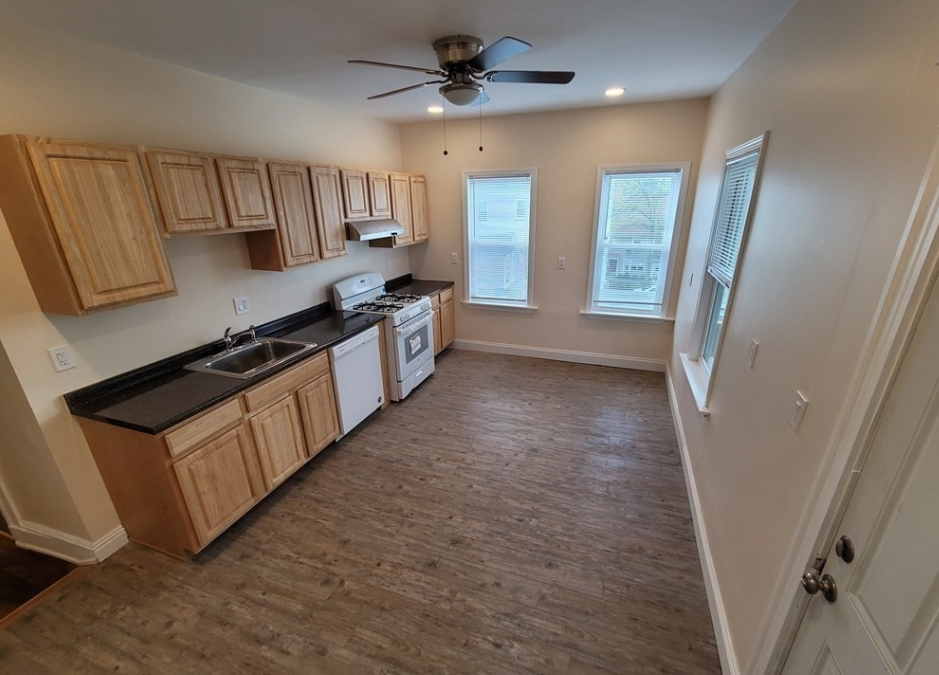 Primary Photo - 175 River St