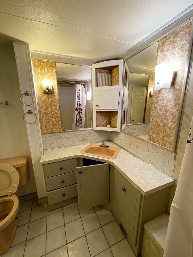 Building Photo - 2 bedroom in Spring Creek with a large sho...