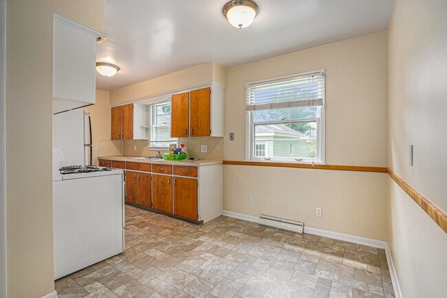 Building Photo - AVAILABLE IN AUGUST! 3 Bedroom, 1 Bath Sin...