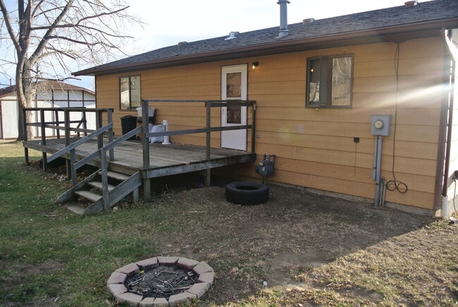 Building Photo - 3 Bedroom House!