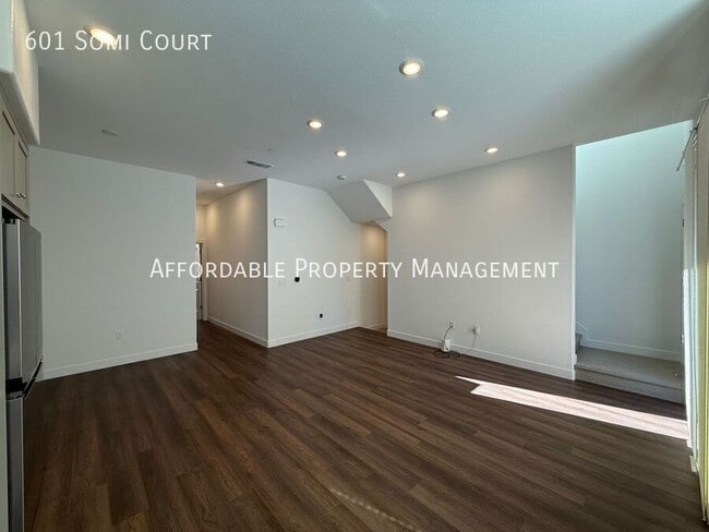 Building Photo - 601 Somi Ct