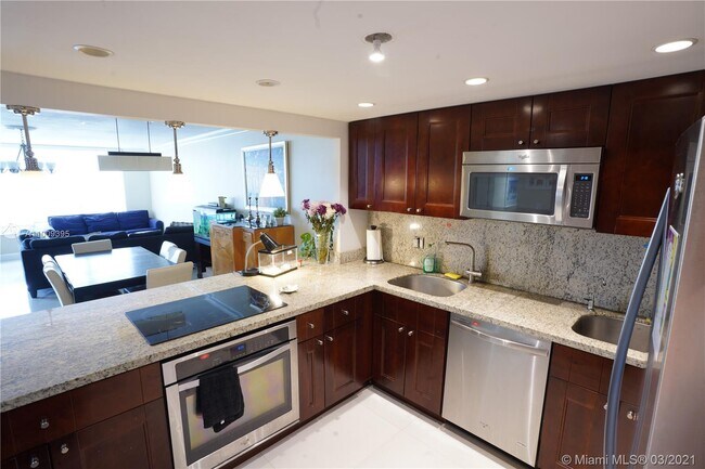 Building Photo - 4101 Pine Tree Dr