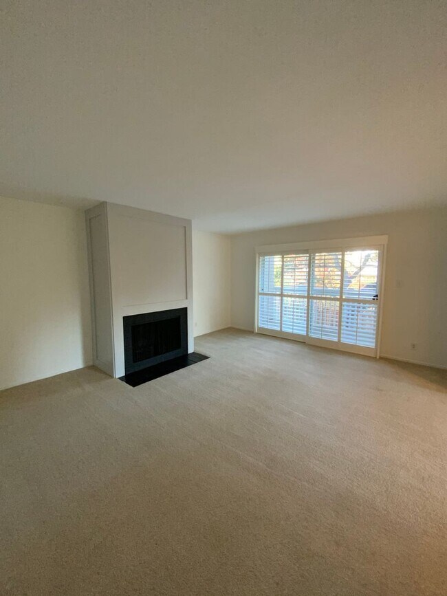 Building Photo - Elegant Remodeled 3BR Condominium in Sharo...