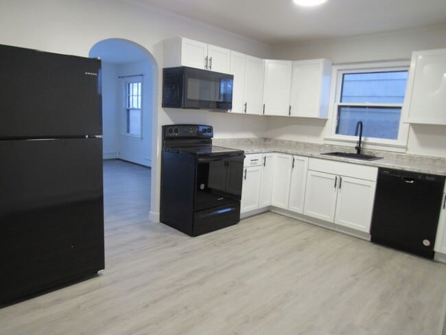 Building Photo - Updated 4 Bedroom Home! Heat Paid!