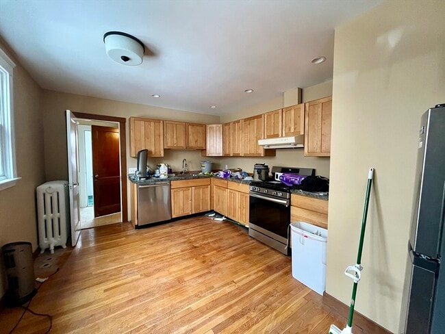 Building Photo - 14-16-16 Richardson Ave