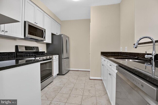 Building Photo - 801 S Greenbrier St