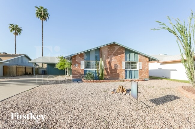 Building Photo - 614 E Greenway Dr