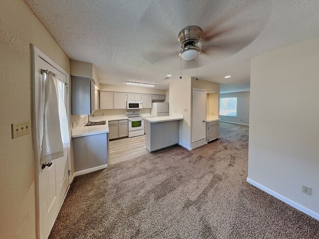 Foto del edificio - READY NOW! COME CHECK IT OUT!