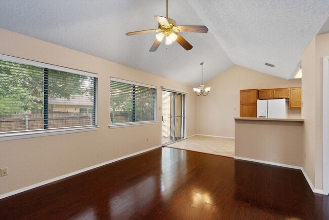 Building Photo - Perfect 3-Bedroom Condo in North Austin for Lease