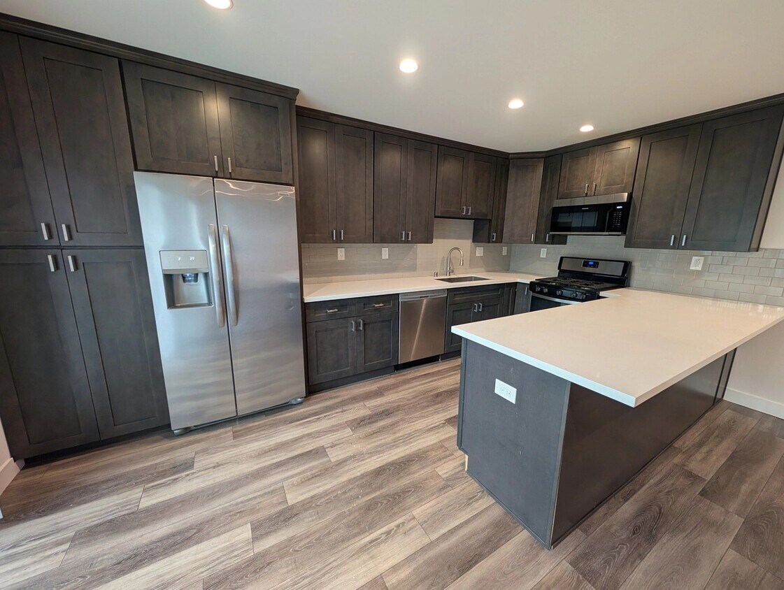 Foto principal - 739 N Sweetzer Ave