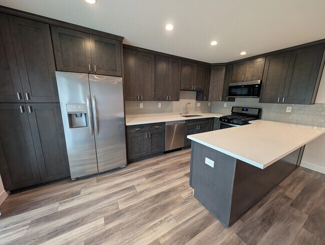 Building Photo - 739 N Sweetzer Ave