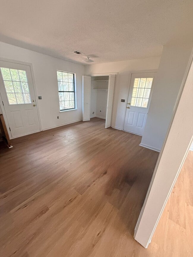 Building Photo - 251 Sunset Dr