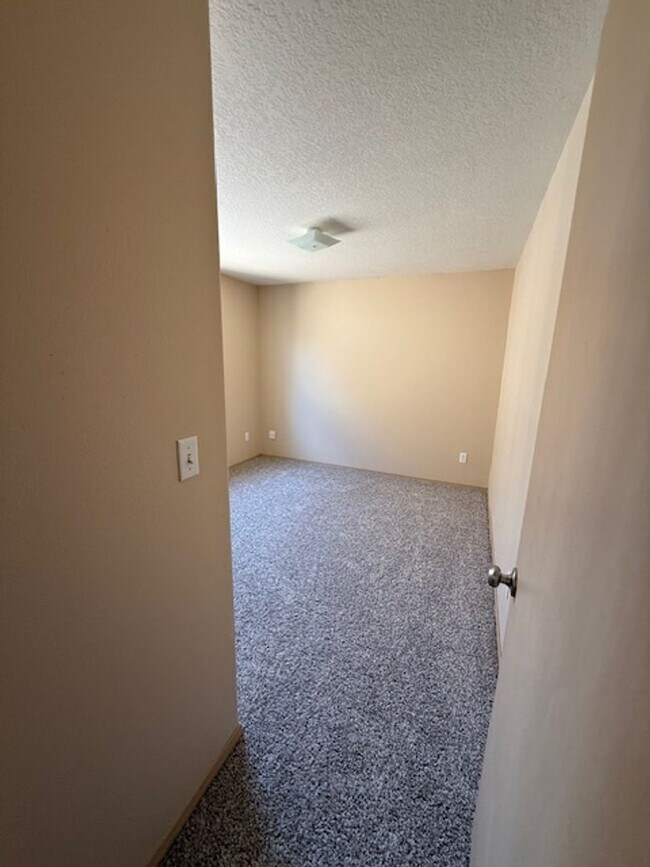 Building Photo - 3 Bedroom House for Rent