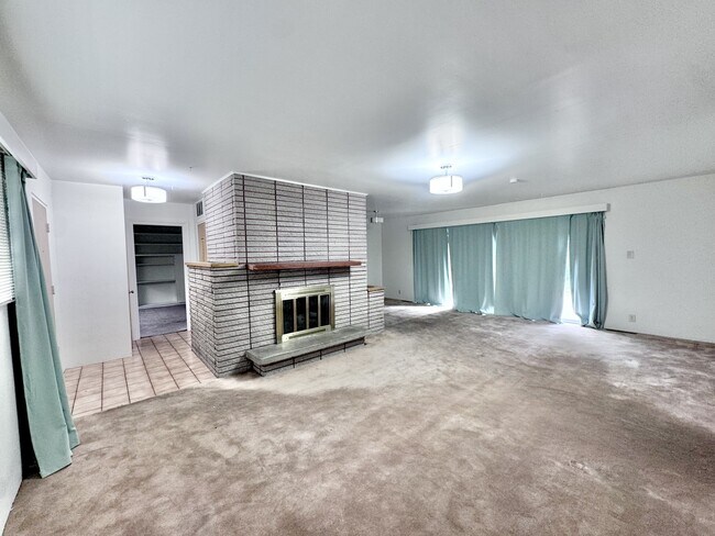 Building Photo - 501 E Sumac Ave