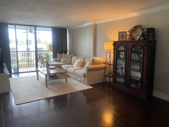 Building Photo - 9 Royal Palm Way