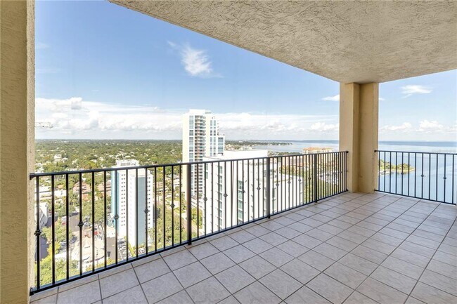Building Photo - 300 Beach Dr NE