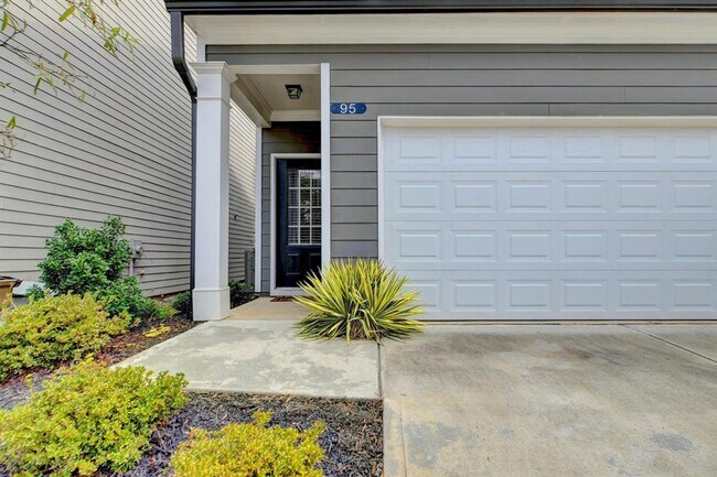 Building Photo - WOW! 3 bedroom 2.5 bathroom within walking...