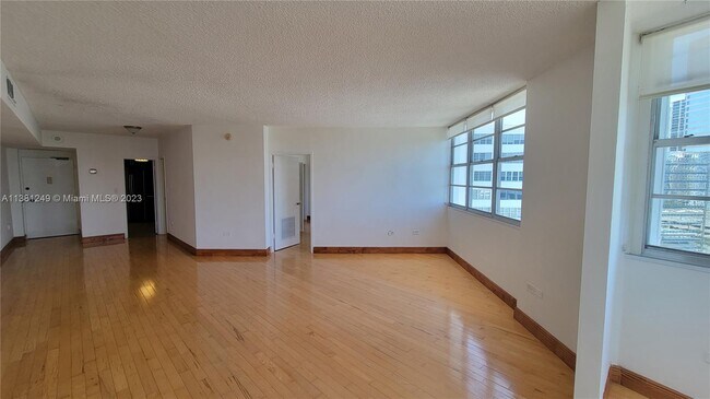 Foto del edificio - 905 Brickell Bay Dr