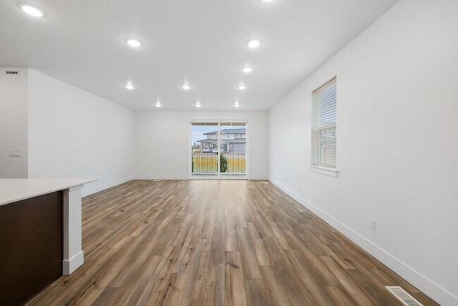 Foto del edificio - Move-In Ready Elegance - 4 Bedrooms! Pet Fridley!