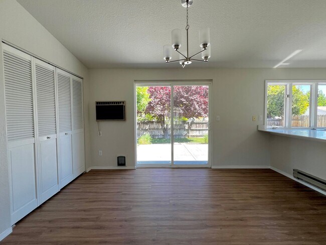 Foto del edificio - Non-Refundable & Security Deposit Total: $...
