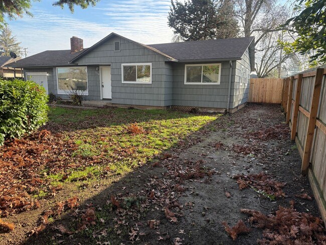 Foto del edificio - Updated 3 bedroom 1 bath home with large yard!
