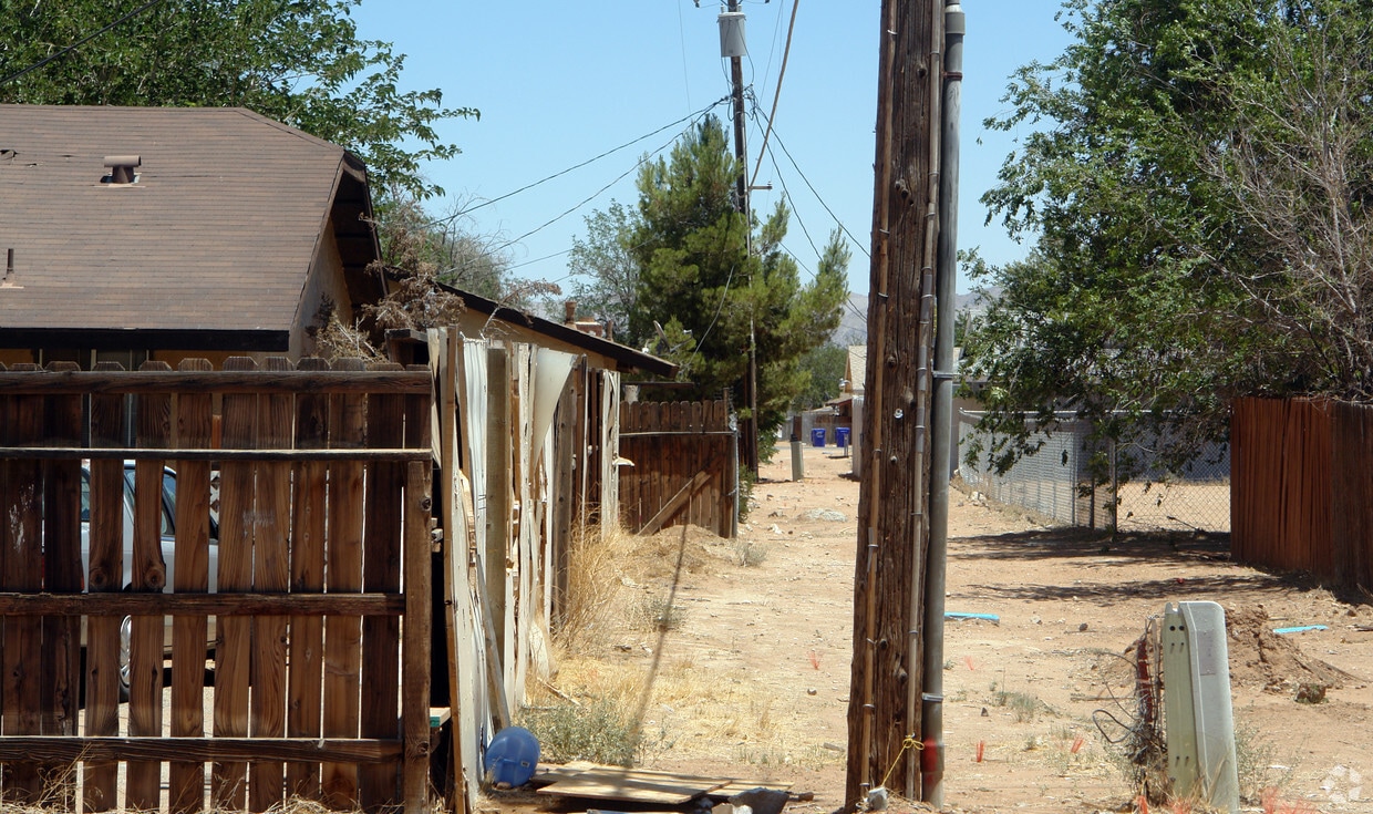 Building Photo - 20221 Zuni Rd