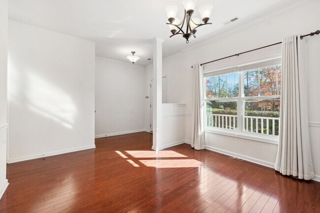 Foto del edificio - Welcome to this charming 4-bedroom, 2.5-ba...