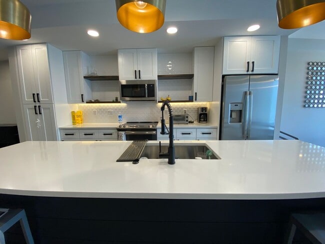 Building Photo - Modern 2 Bed | 3.5 Bath Townhome with Bonu...