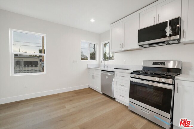 Building Photo - 529 W 90th St