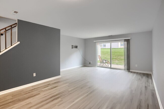 Building Photo - UPDATED 2 BEDROOM CONDO - Heart of Moon To...
